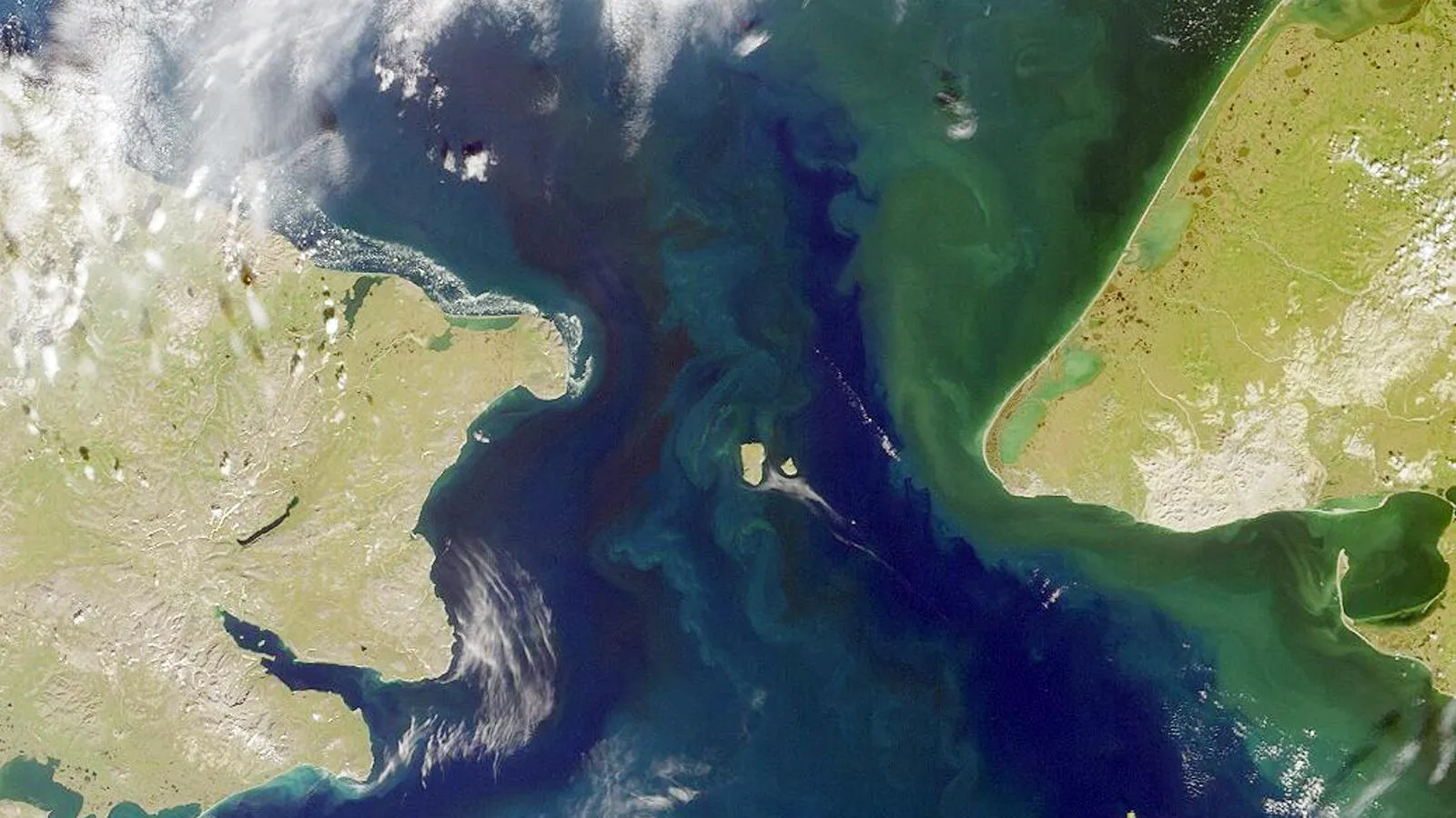 Фотография Берингова пролива со спутника. NASA