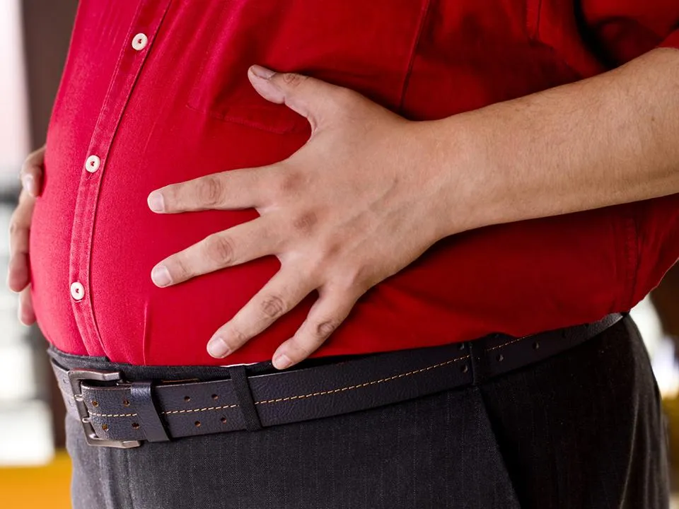 Ожирение в России бьет рекорды: эндокринолог назвала привычки, которые реально спасают от набора веса