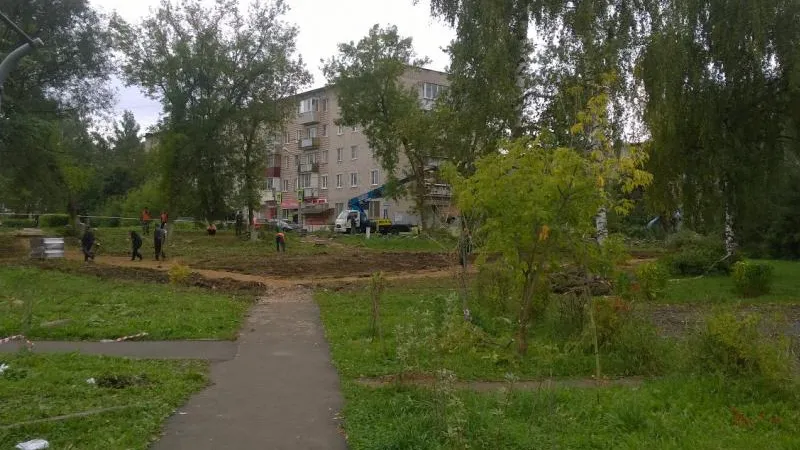 Рабочие в Лобне спиливают деревья из-за чемпионата мира по футболу