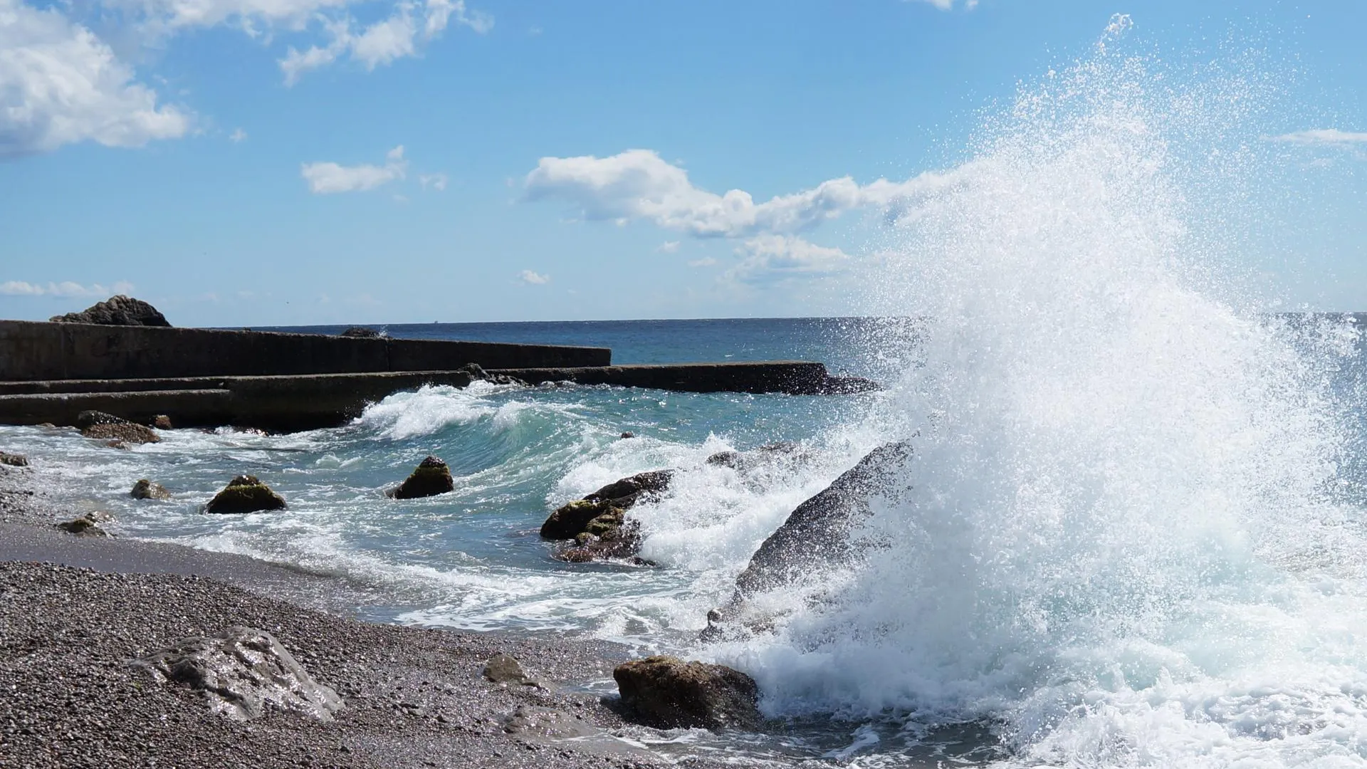 На южном берегу Крыма открыли пляжи от Ореанды до Фороса