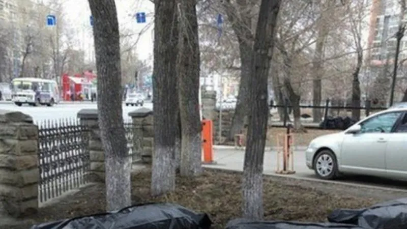 Жителей Челябинска испугали заполненные мешки для трупов возле больницы