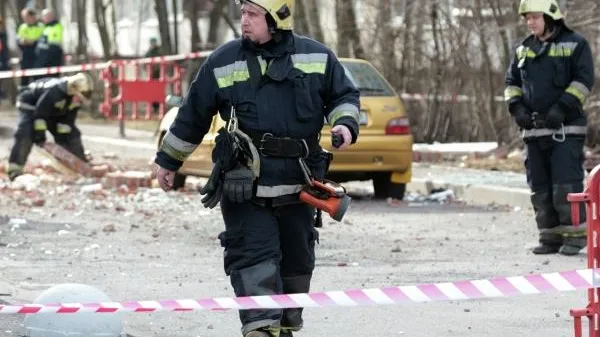 Крыша здания обрушилась в Дзержинском, под завалами могут находиться люди