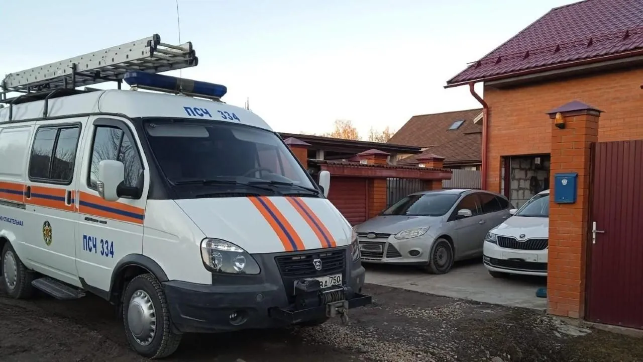 Подмосковные спасатели освободили из запертой машины маленького ребенка