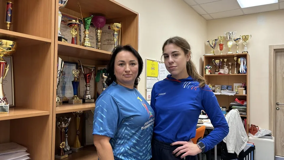 Тренер сборной Московской области по тхэквондо Ирина Косых и Софья Нароушвили. Фото: Полина Легейда
