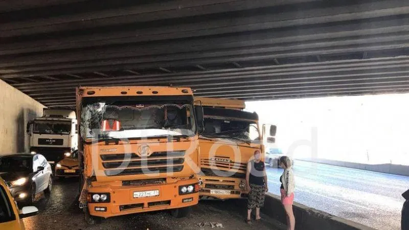 Три грузовика столкнулись под путепроводом в Москве