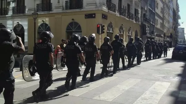 Полиция взяла под охрану кладбище, на котором похоронили Марадону