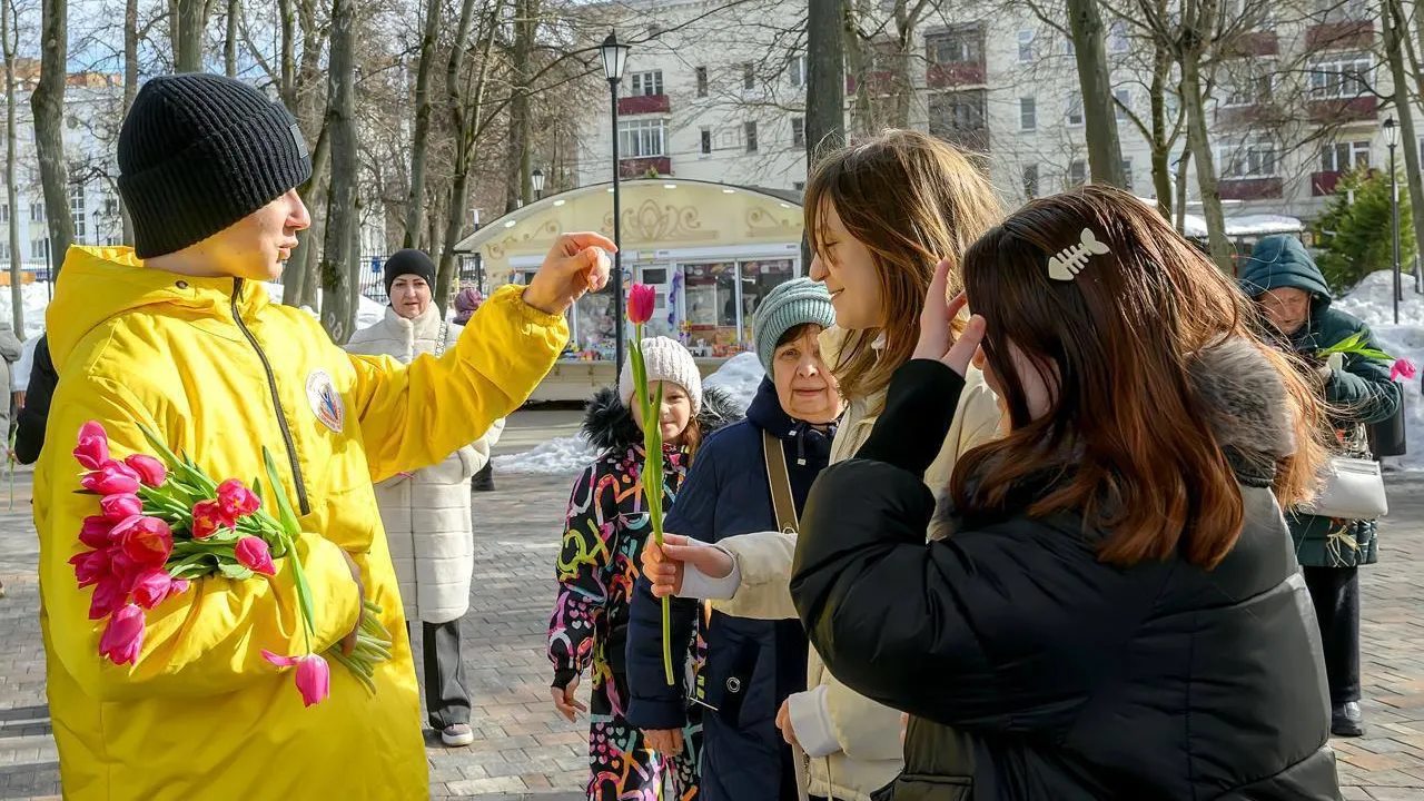 Весна в тюльпанах: в парке Талалихина поздравили женщин Подольска с 8 Марта