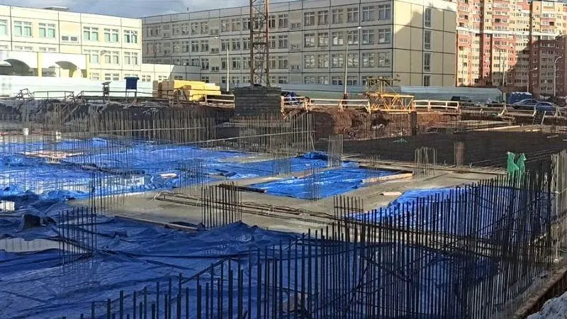Возведение цокольного этажа пристройки школы №15 началось в Красногорске