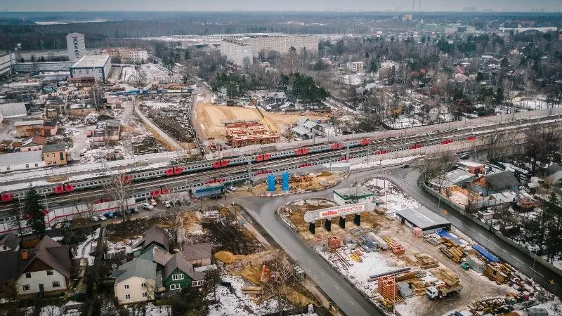 К устройству насыпи земляного полотна на подходах к путепроводу приступили в Мытищах