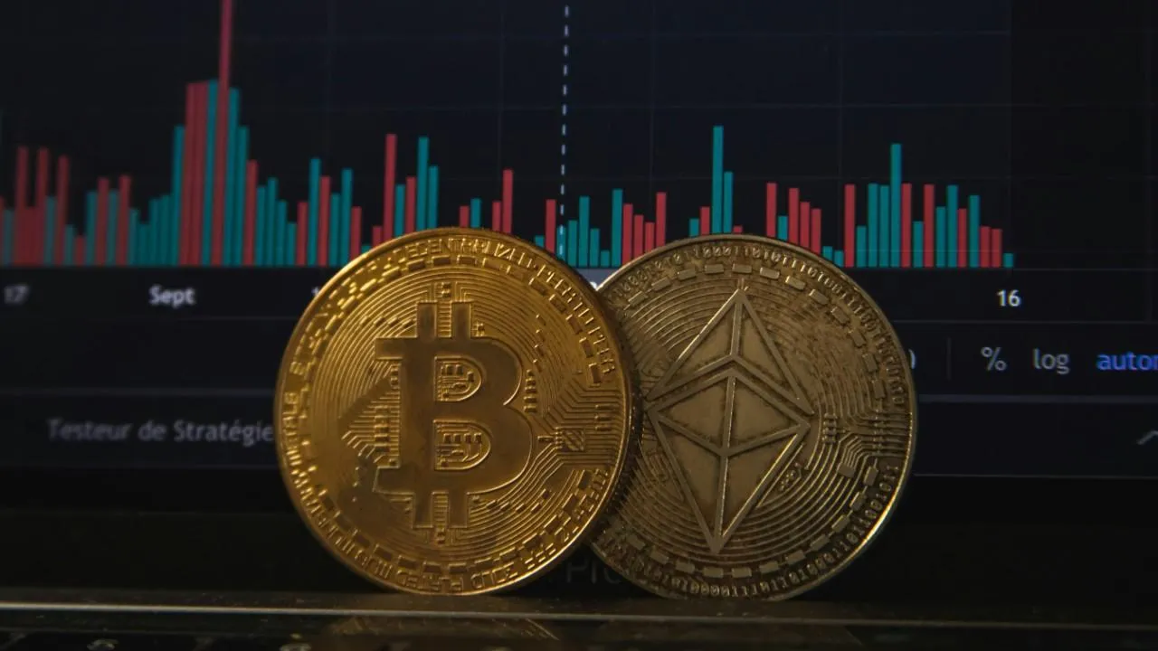 Стоимость биткоина приближается к историческому максимуму 2021 года