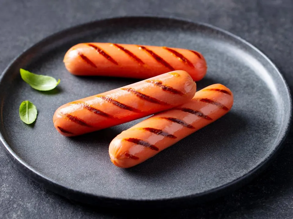 Врачи предупреждают: постоянное употребление сосисок может стать причиной рака