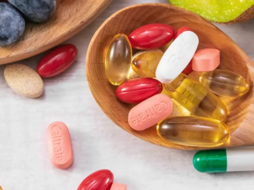 «Избыток может привести к поражению почек»: выяснилось, какие витамины могут быть опасны после 40 лет