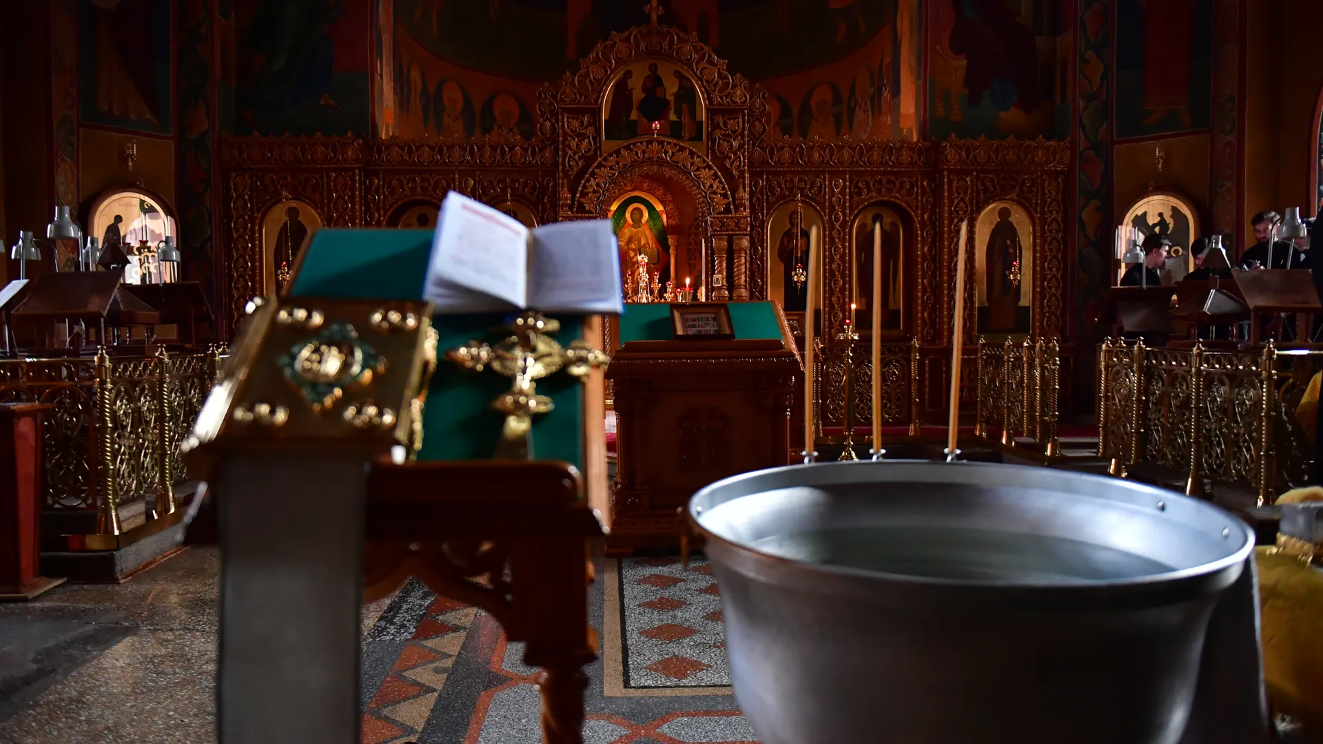 От глотка до умывания: что можно и что строго запрещено делать со святой водой некрещеным