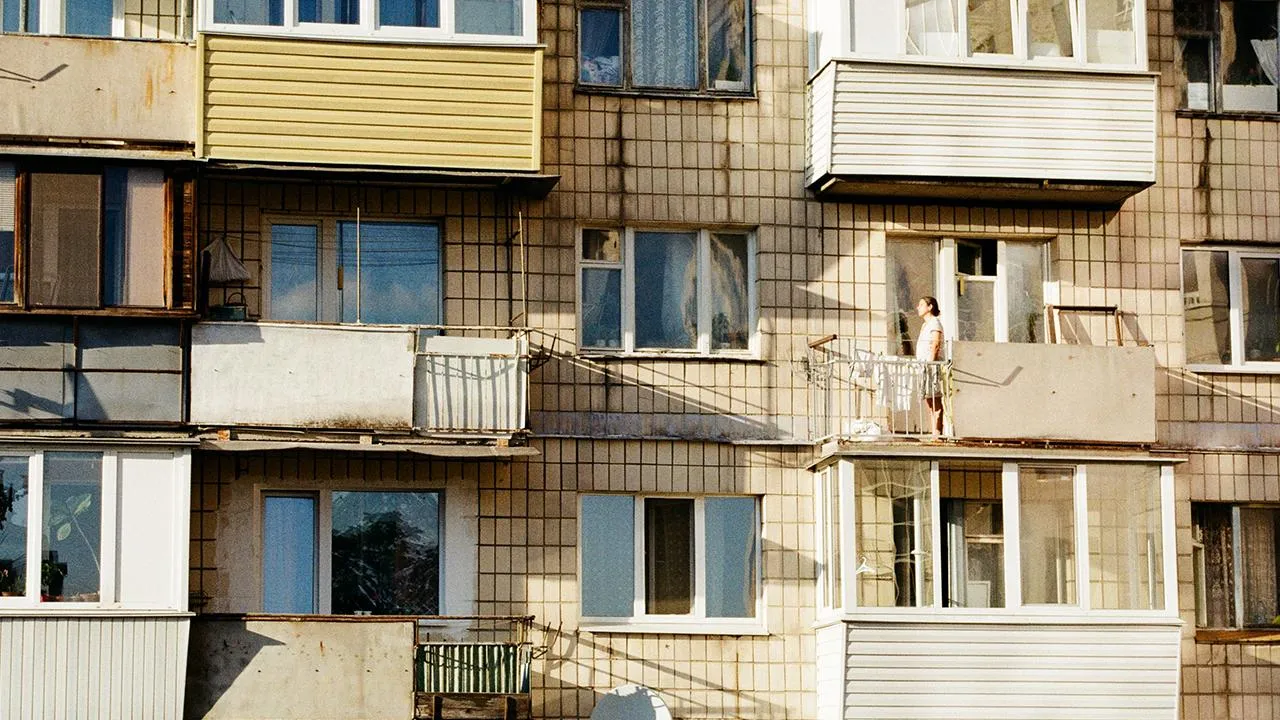 В Кемерове частично обвалился балкон верхнего этажа многоквартирного дома