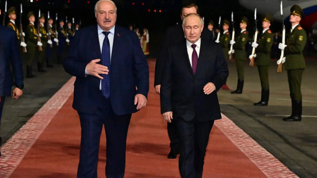 Лукашенко лично проводил Путина до аэропорта Минска и посадил на самолет