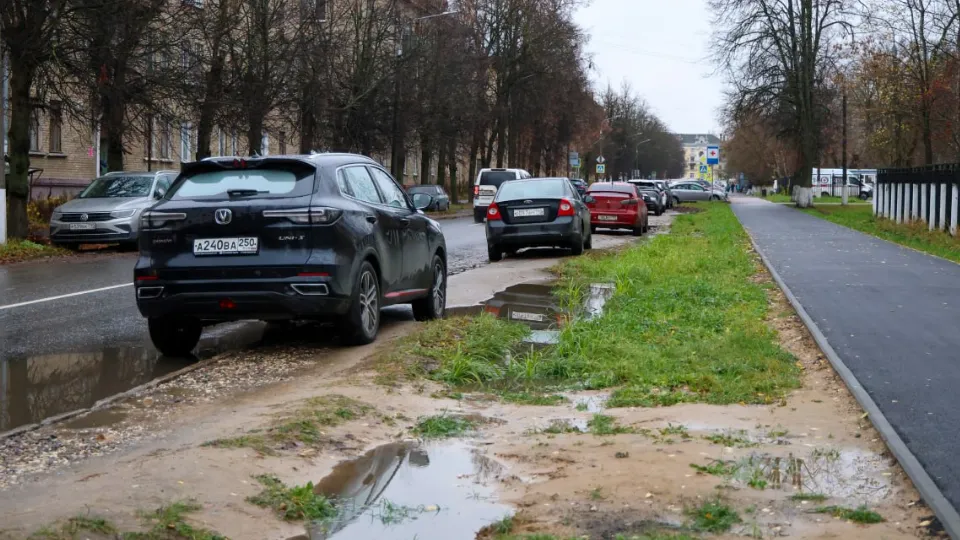 Хаотичная парковка на улице Пушкина. Фото: t.me/efanov_fa