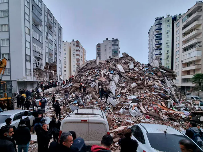 «Проснулись от гула и тряски»: россияне рассказали, как пережили землетрясение в Турции