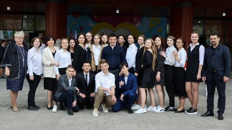 Андрей Воробьев посетил праздник последнего звонка в Тучковской школе