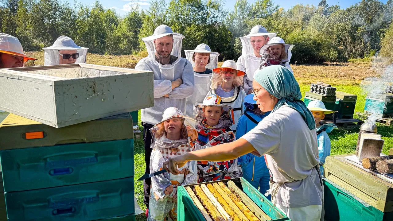 Туристы на пасеке «Золино»