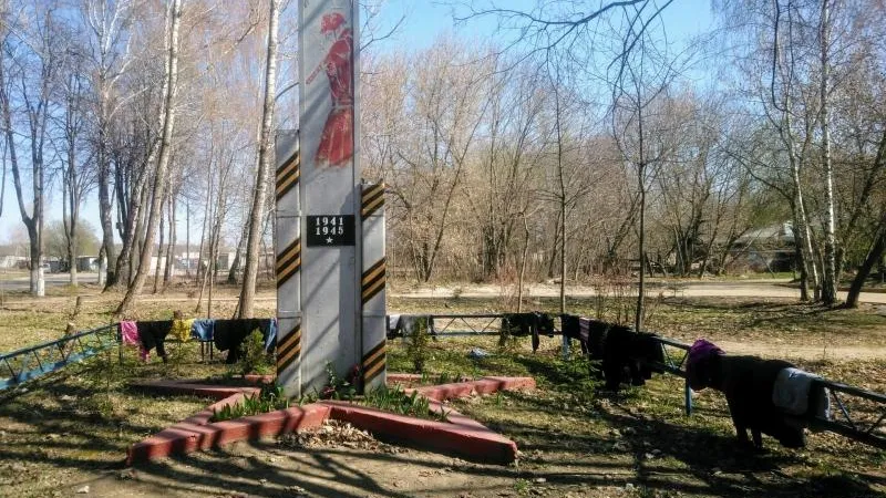 Вандалы устроили секонд-хенд у памятника героям войны в Ногинске