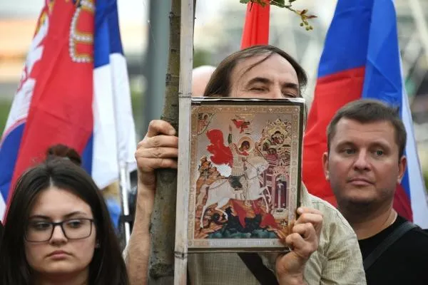 Участники акции «Брат за брата» в поддержку Сербии в Москве, август 2022 года.