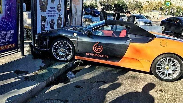 В Москве разбили взятый напрокат автомобиль Ferrari F430 Spider