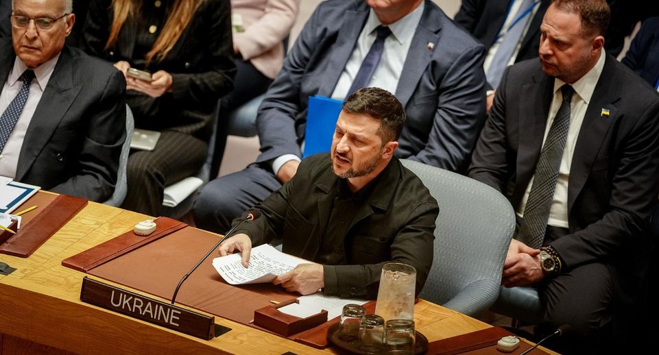 Зеленский в интервью Axios неудачно пошутил по-английски о быстрых ответах