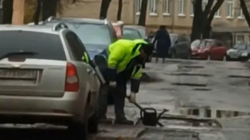 Коммунальщик из Тулы, который устранял лужу при помощи лопаты и лейки, озадачил горожан