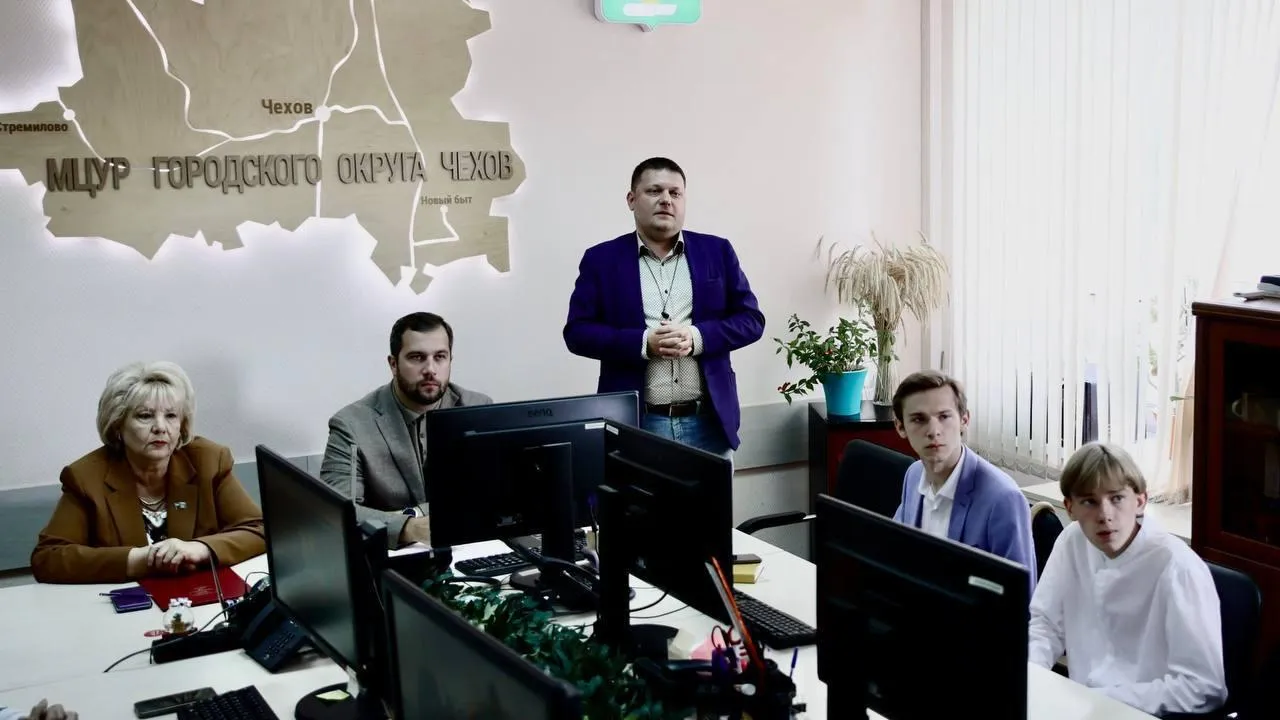Глава г.о. Чехов Собакин познакомил Молодежный парламент с работой МЦУРа