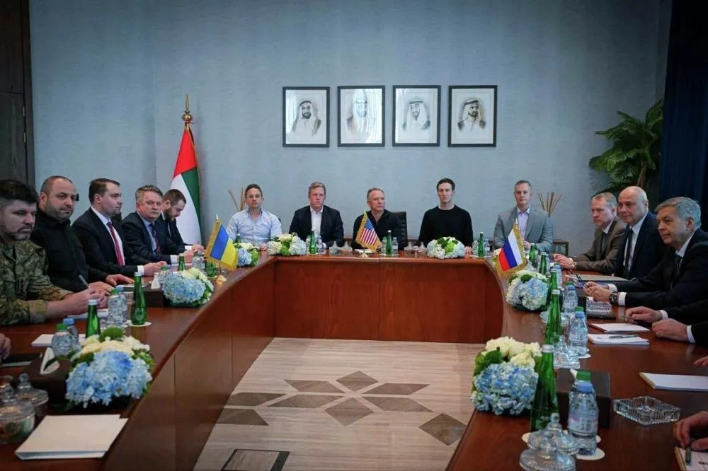 Участники трехсторонней встречи делегаций России, США и Украины в Абу-Даби