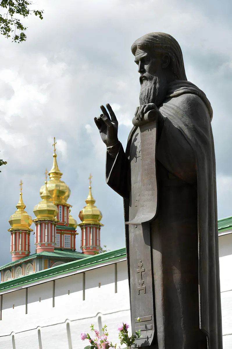 Памятник преподобному Сергию Радонежскому на площади архитектурного ансамбля мужского ставропигиального монастыря Свято-Троицкой Сергиевой Лавры