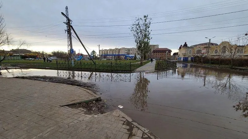 Озеро из нечистот разлилось в Астрахани