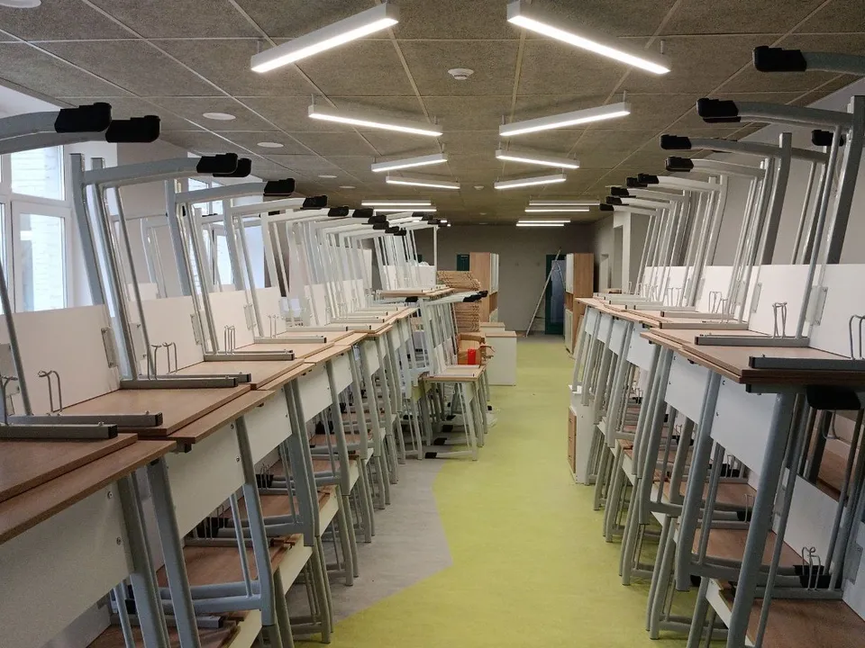 Уборка помещений и сборка мебели в новом учебном корпусе. Фото: пресс-служба главы г. о. Черноголовка.&nbsp;