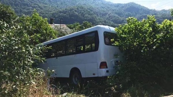 В Сочи автобус с пассажирами попал в аварию, есть пострадавшие