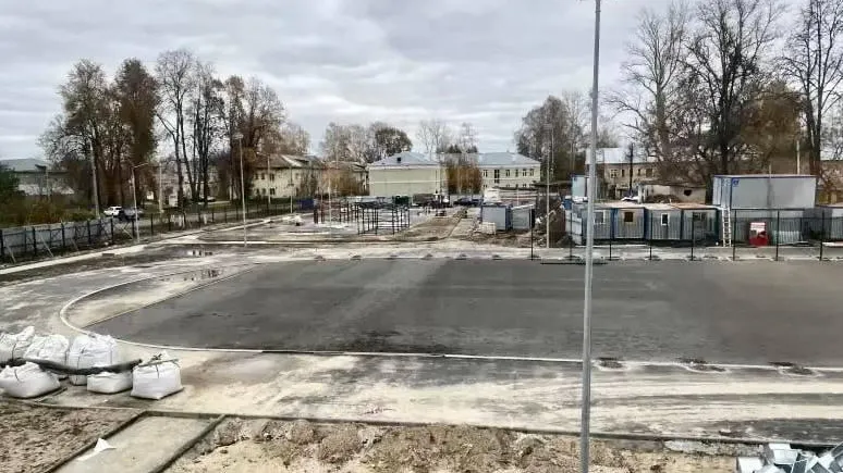 Рабочие завершают возведение новой школы в Орехово-Зуево
