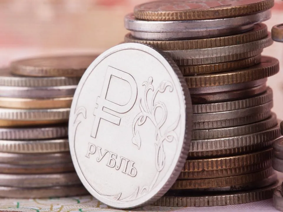 Еще не время: экономисты советуют не снимать деньги со вкладов на фоне снижения ключевой ставки до 15,5%