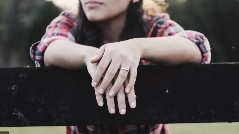 Врач рассказала, чем грозит откусывание заусенцев на пальцах