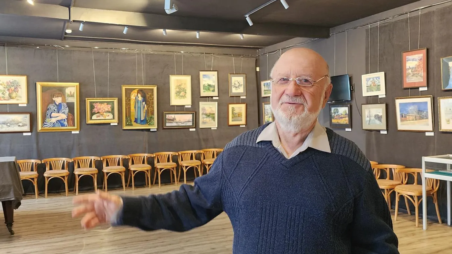 Зарайский художник Алексей Раскин на фоне выставки. Фото: филиал Бахрушинского театрального музея в Зарайске