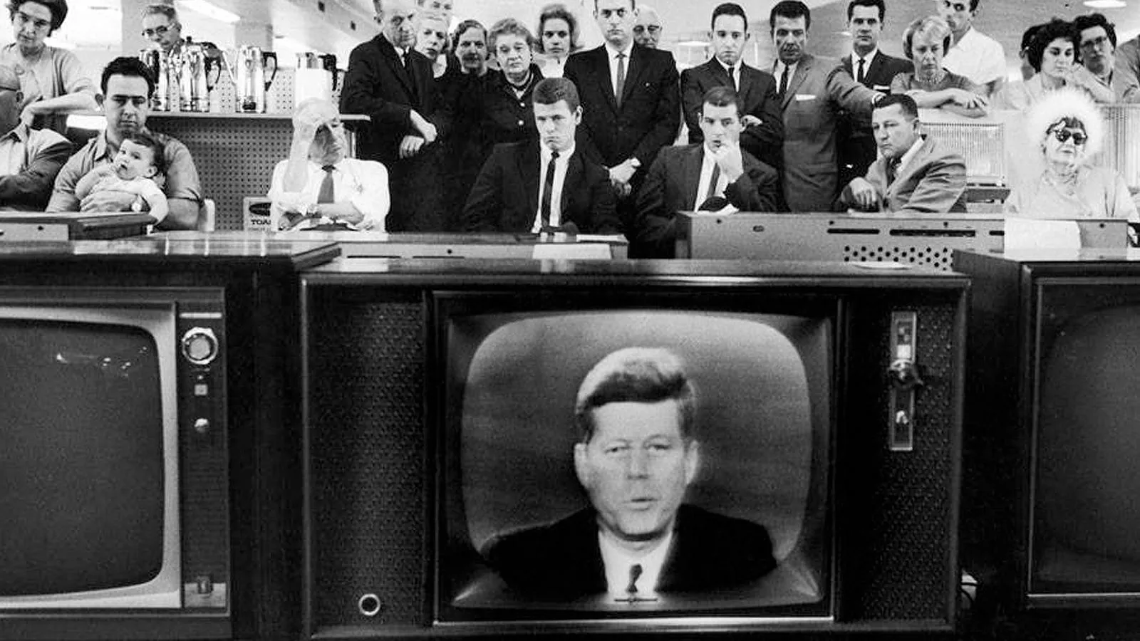 Американцы слушают выступление президента США Джона Кеннеди, 1962 год