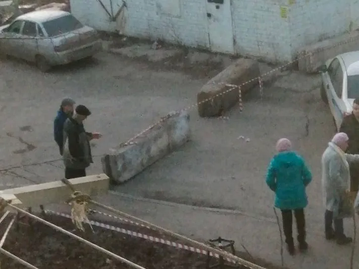 Жители многоквартирного дома перегородили въезд во двор бетонными блоками — разбор адвоката