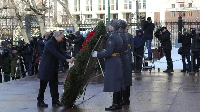 Путин возложил венок к Могиле Неизвестного Солдата