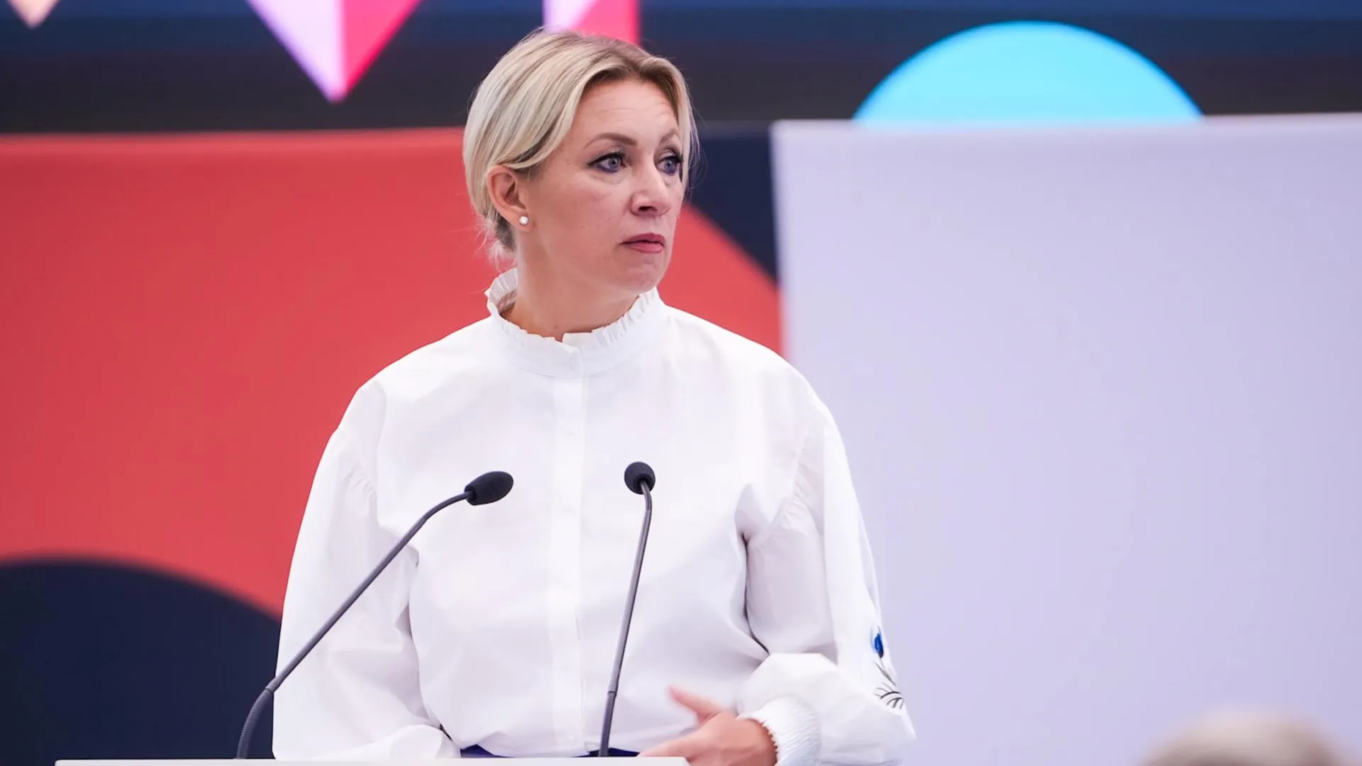 Захарова назвала причину предательства Зеленского западными «хозяевами»