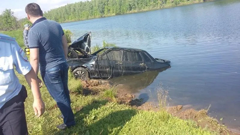 В Башкирии автомобиль свалился в реку, погибла семья с малолетним ребенком