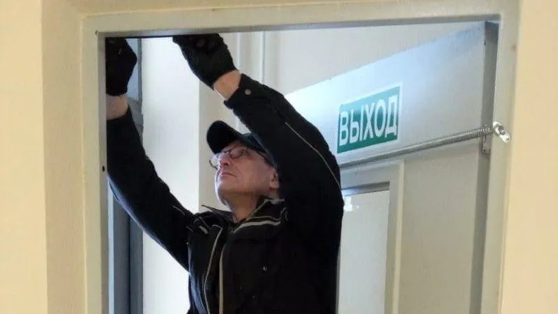 УК в Мытищах заставили починить двери переходных балконов