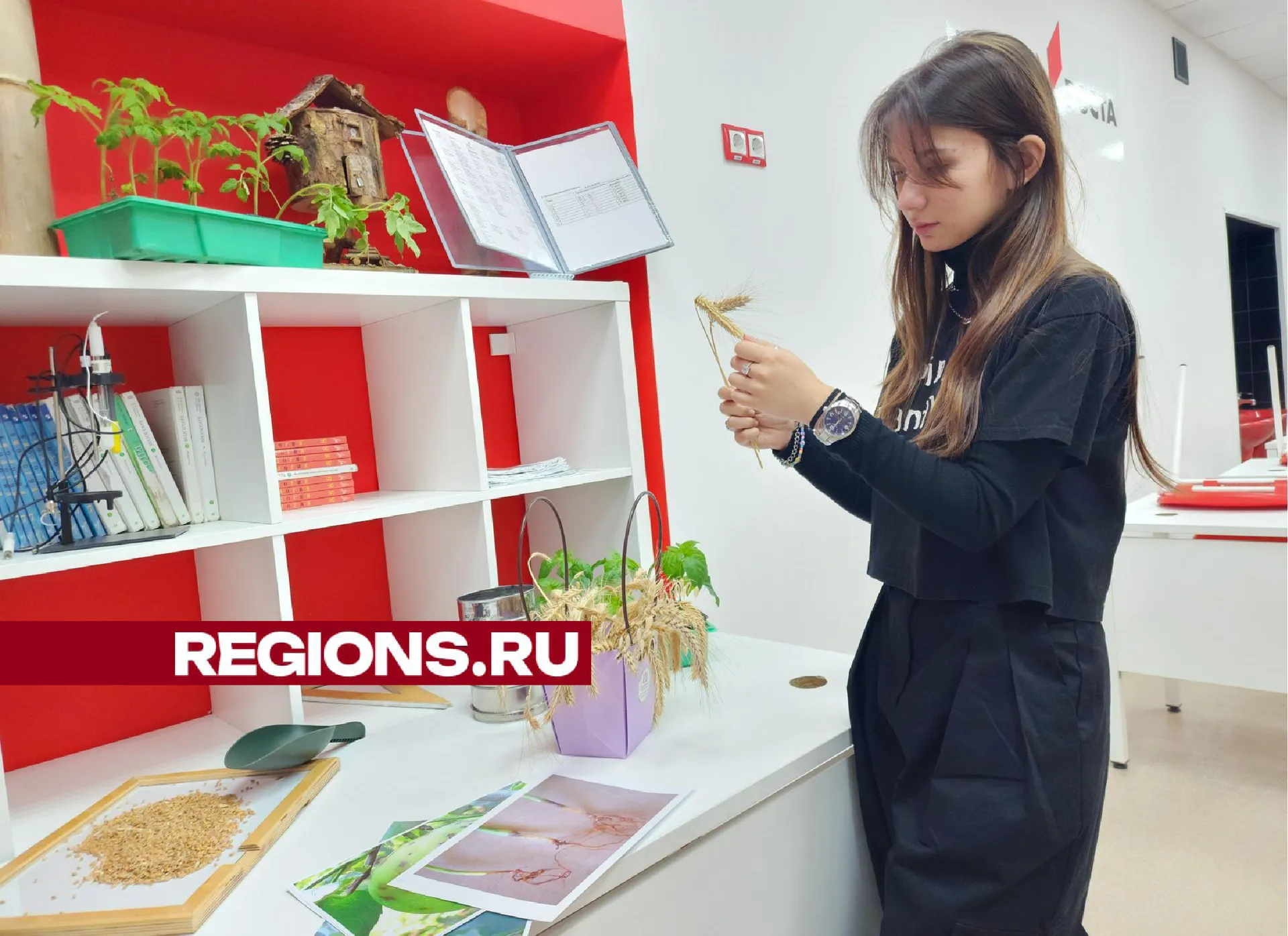 София Рязанова в кабинете биологии/фото: Хавива Фонина