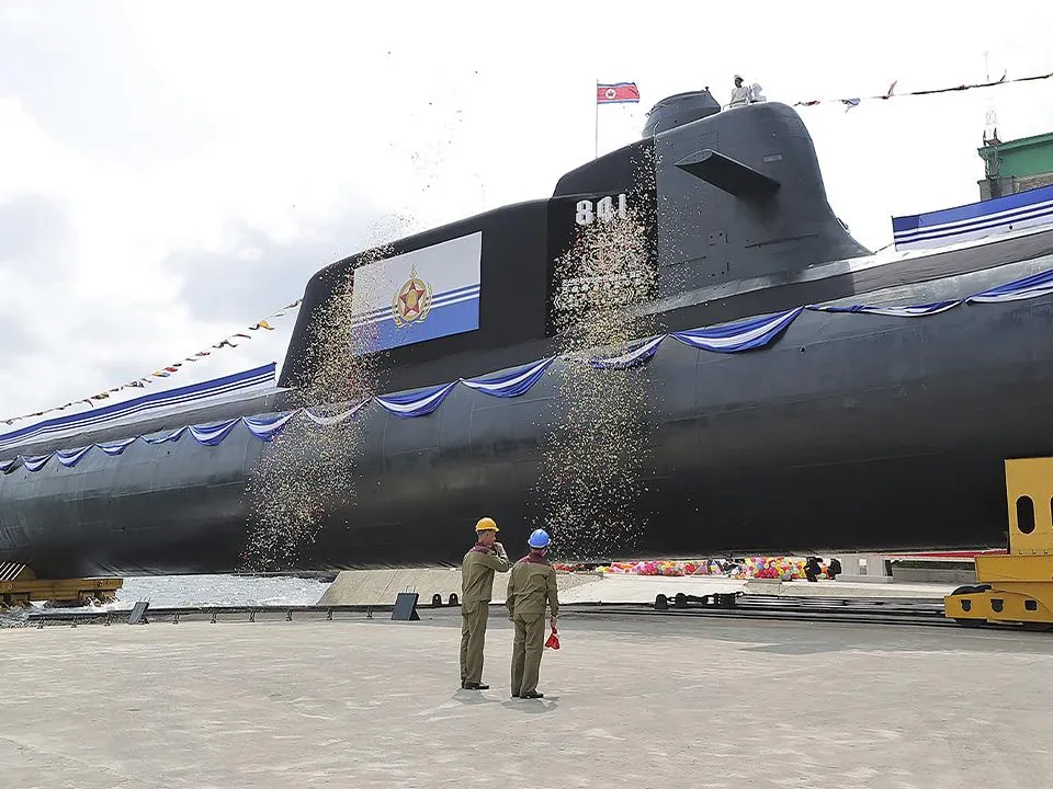 «Стратегия — держать соседей в страхе»: стало известно, насколько опасна северокорейская атомная лодка