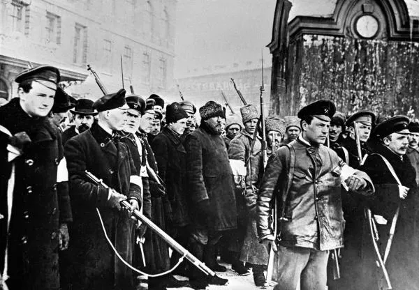 Восставшие с винтовками ведут в Таврический дворец переодетых городовых во время Февральской буржуазно-демократической революции