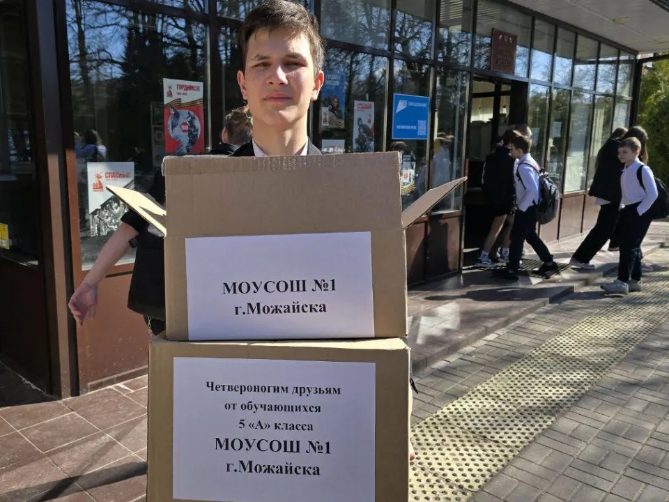 Погрузка собранного корма у школы №1. Фото: Яна Шаливская