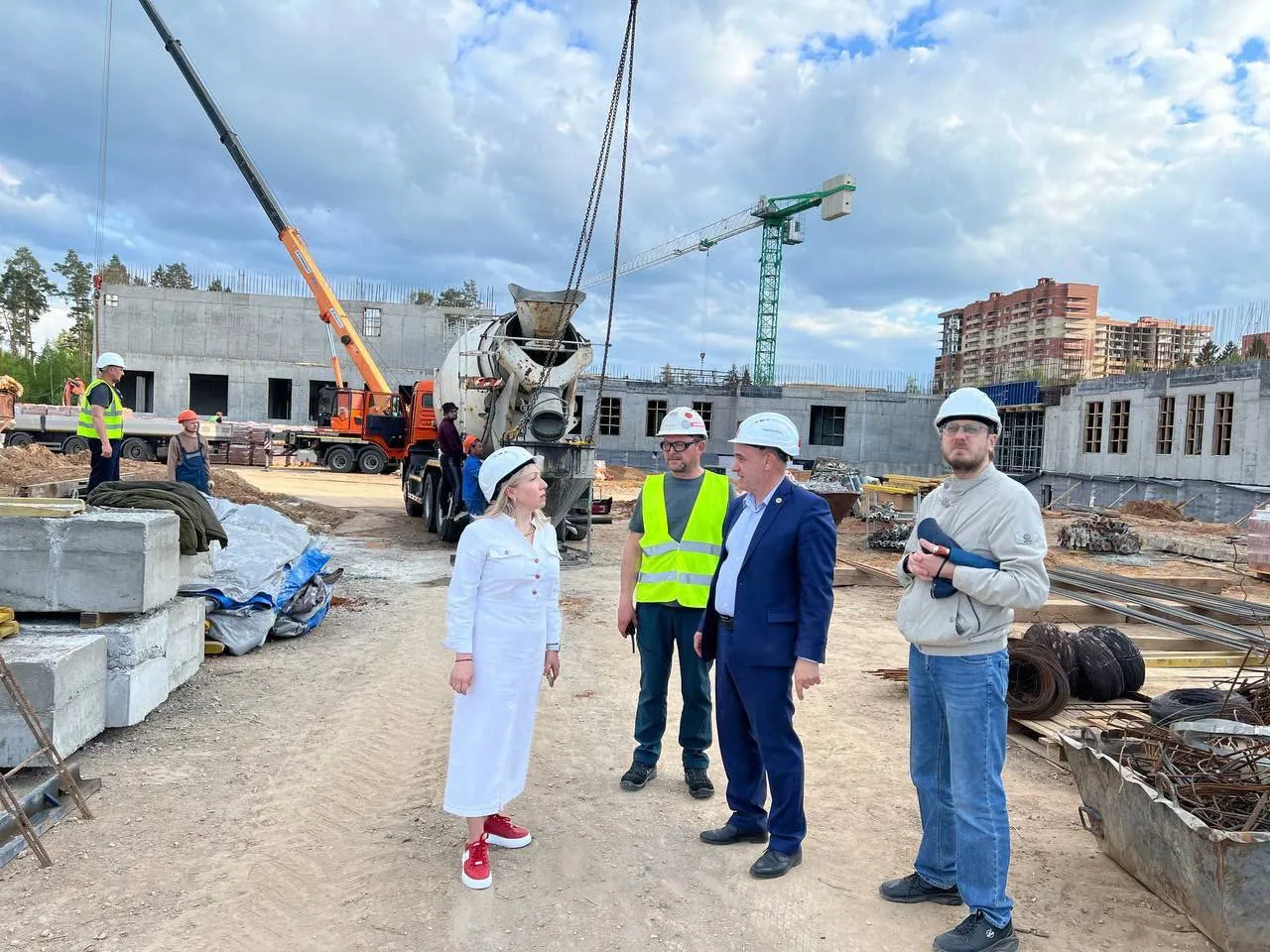 Муниципальный депутат Ольга Орлова, глава Краснознаменска Владимир Пирогов (второй справа), заместитель председателя Совета депутатов Виталий Вышкварцев (крайний справа). Фото: Администрация Краснознаменска.