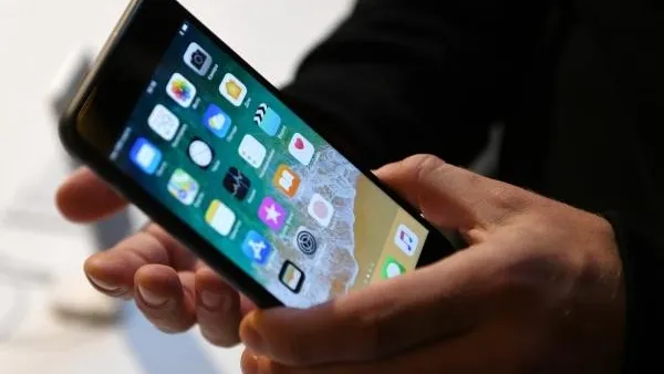 В Питере у пассажира такси украли IPhone 8